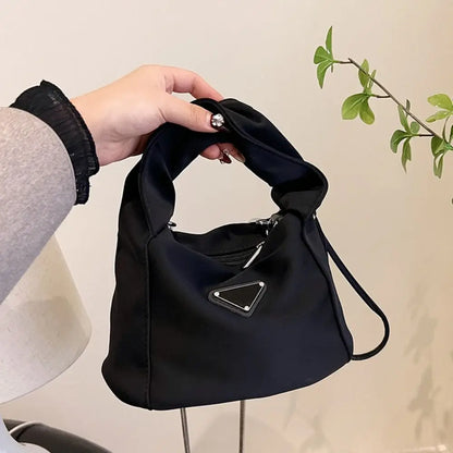 Bolso de mano negro de estilo coreano con asa plisada