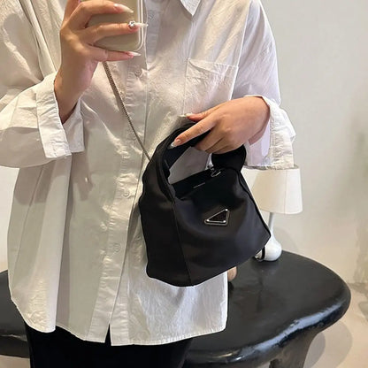 Bolso de mano negro de estilo coreano con asa plisada