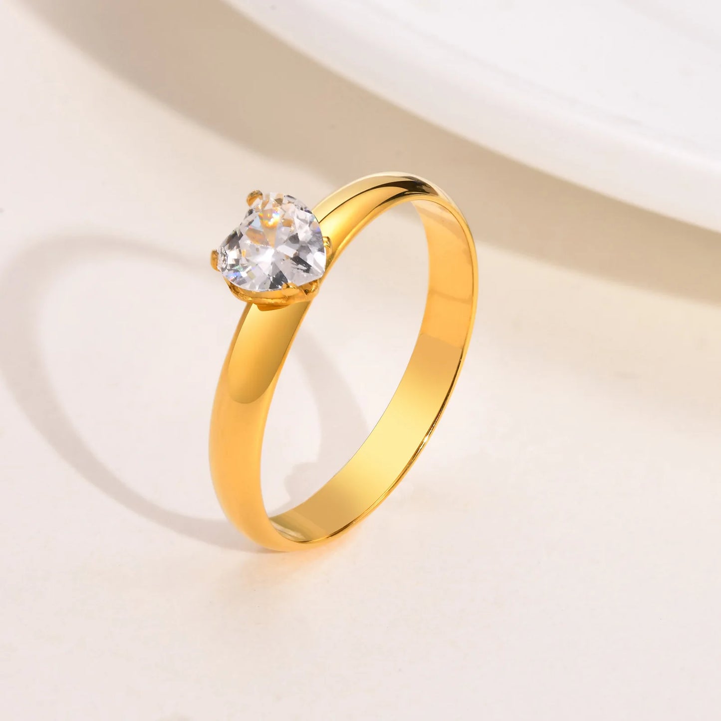 Anillo de Acero con Corazón de Diamante