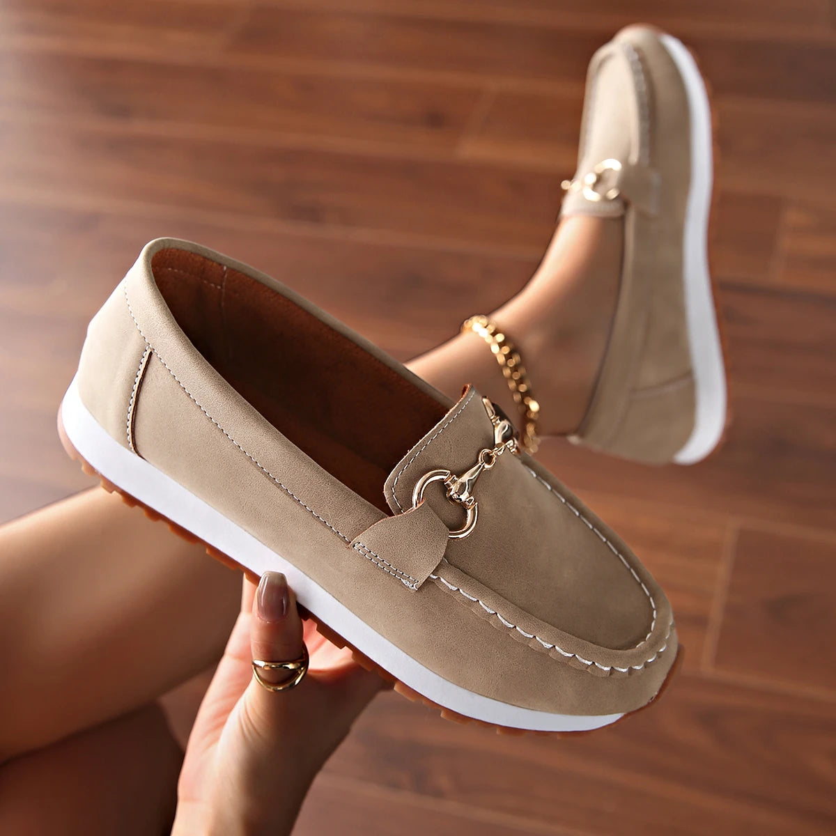 Elegant women's chain sneakers 