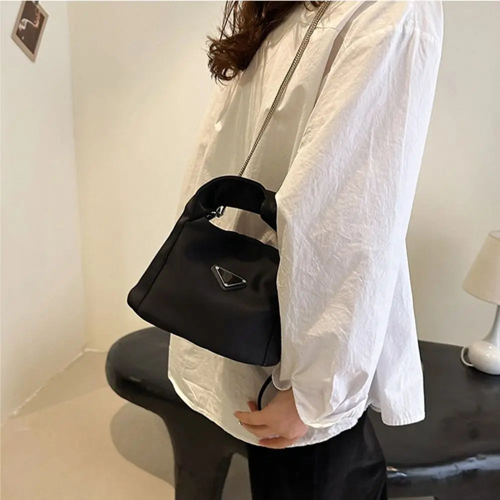 Bolso de mano negro de estilo coreano con asa plisada